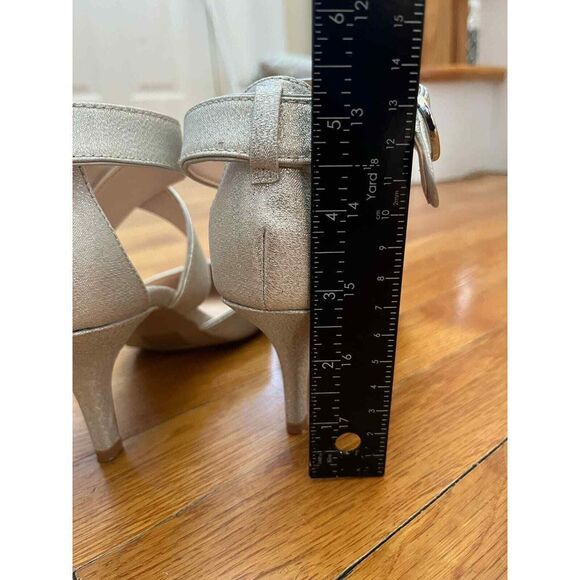 Kelly & Katie Maryrae Silver Metallic Crossover Strap Pointed Pumps Size 7.5 - Picture 8 of 11